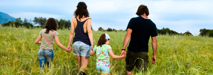 Família a passear no campo