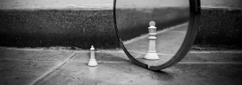 Peão de xadrez ao espelho como rei