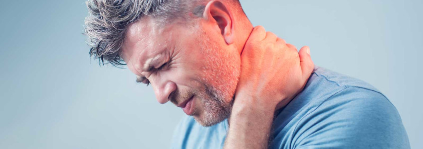 homem com dor na região cervical