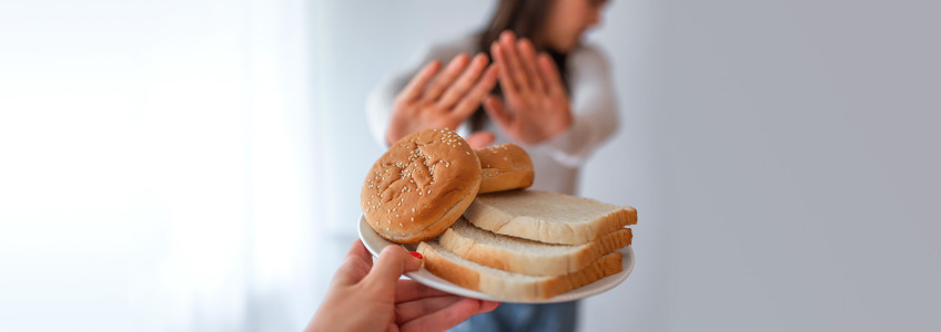 Mulher a recusar pão