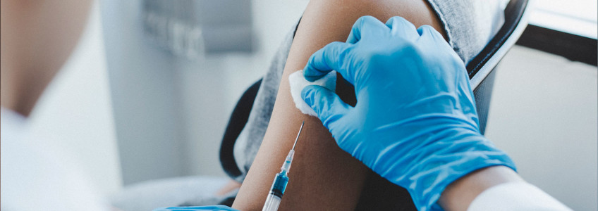 rapariga a ser vacinada contra o HPV