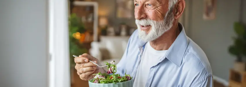 homem a comer uma salada