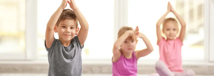 crianças a praticar yoga