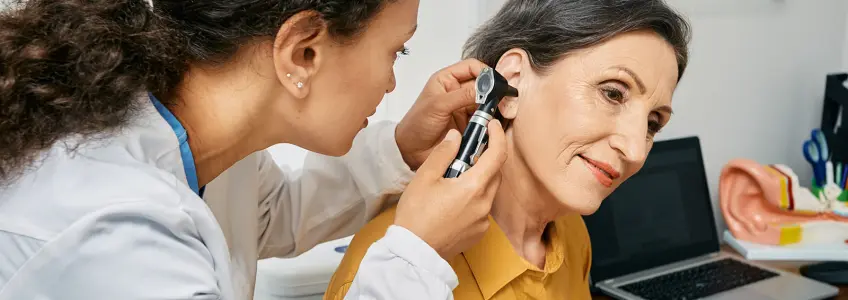 otorrinolaringologista examina ouvido de paciente
