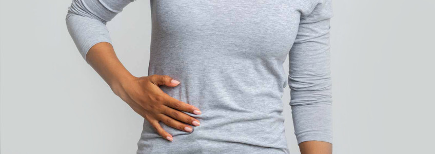 jovem mulher com a mão no apêndice 